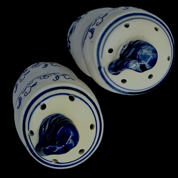 Vintage ARNARD Blue Onion All Spice & Chive Shakers White & Blue Flowers 4.25" - Picture 5 of 13